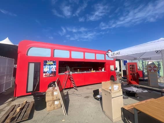 Bus anglais Gibson's Gin rouge aménagé en bar événementiel - comptoir ouvert