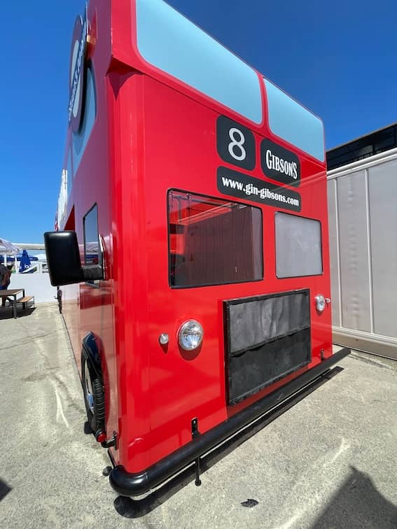 Bus anglais Gibson's Gin rouge aménagé en bar événementiel - vue de face