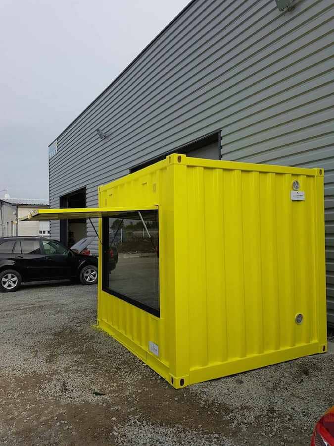 Container 10 pieds jaune aménagé avec vitrine et ouverture latérale