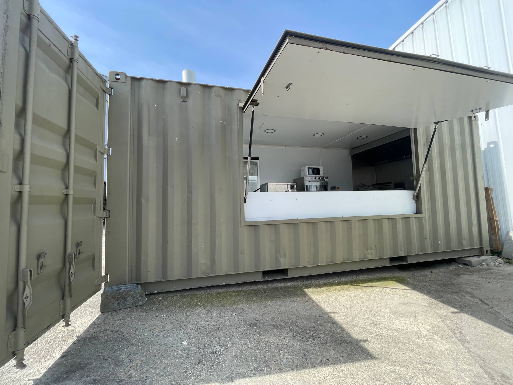 Container snack 20 pieds avec ouverture latérale et comptoir de vente