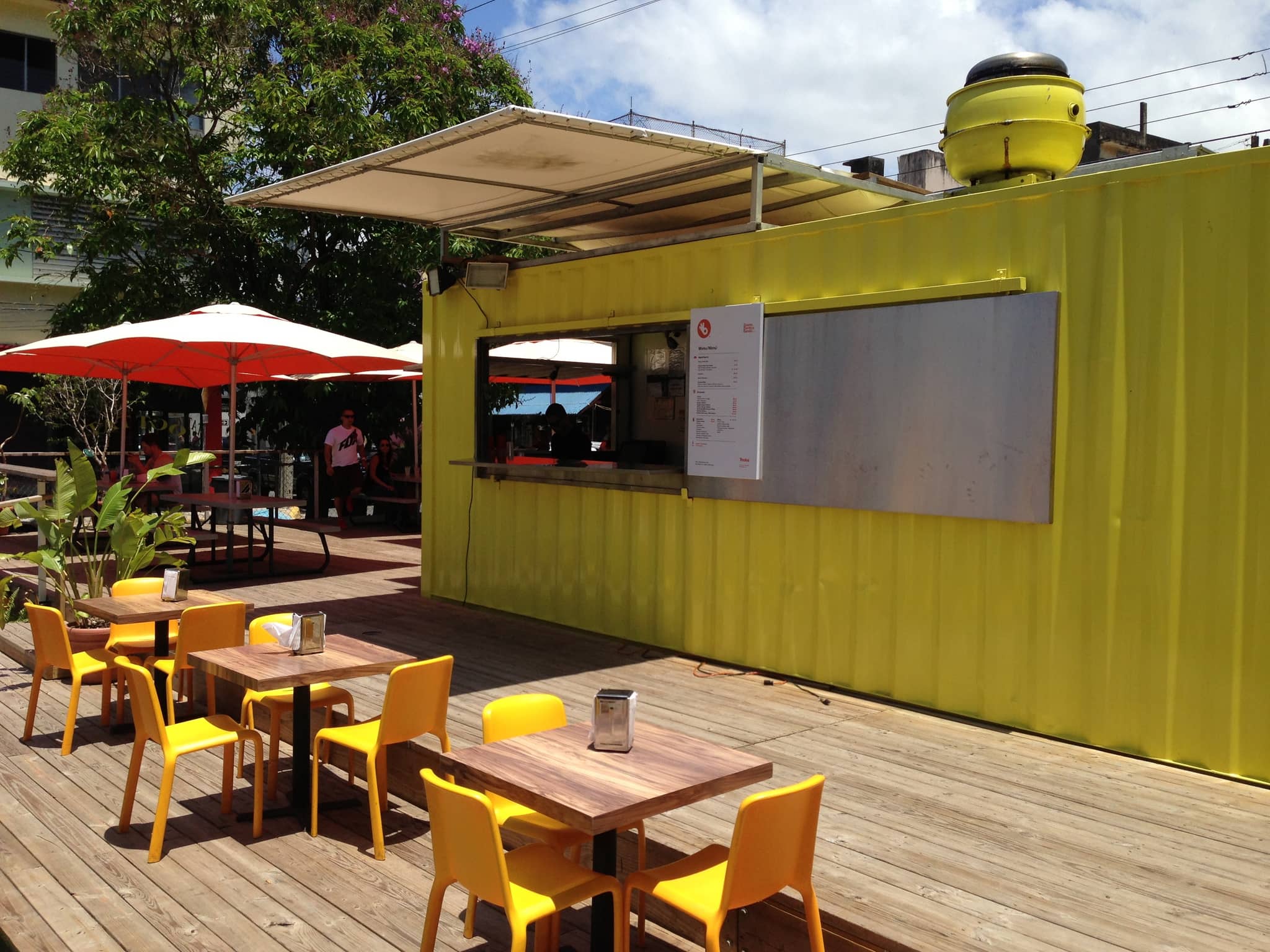 Container snack jaune avec terrasse restaurant en extérieur