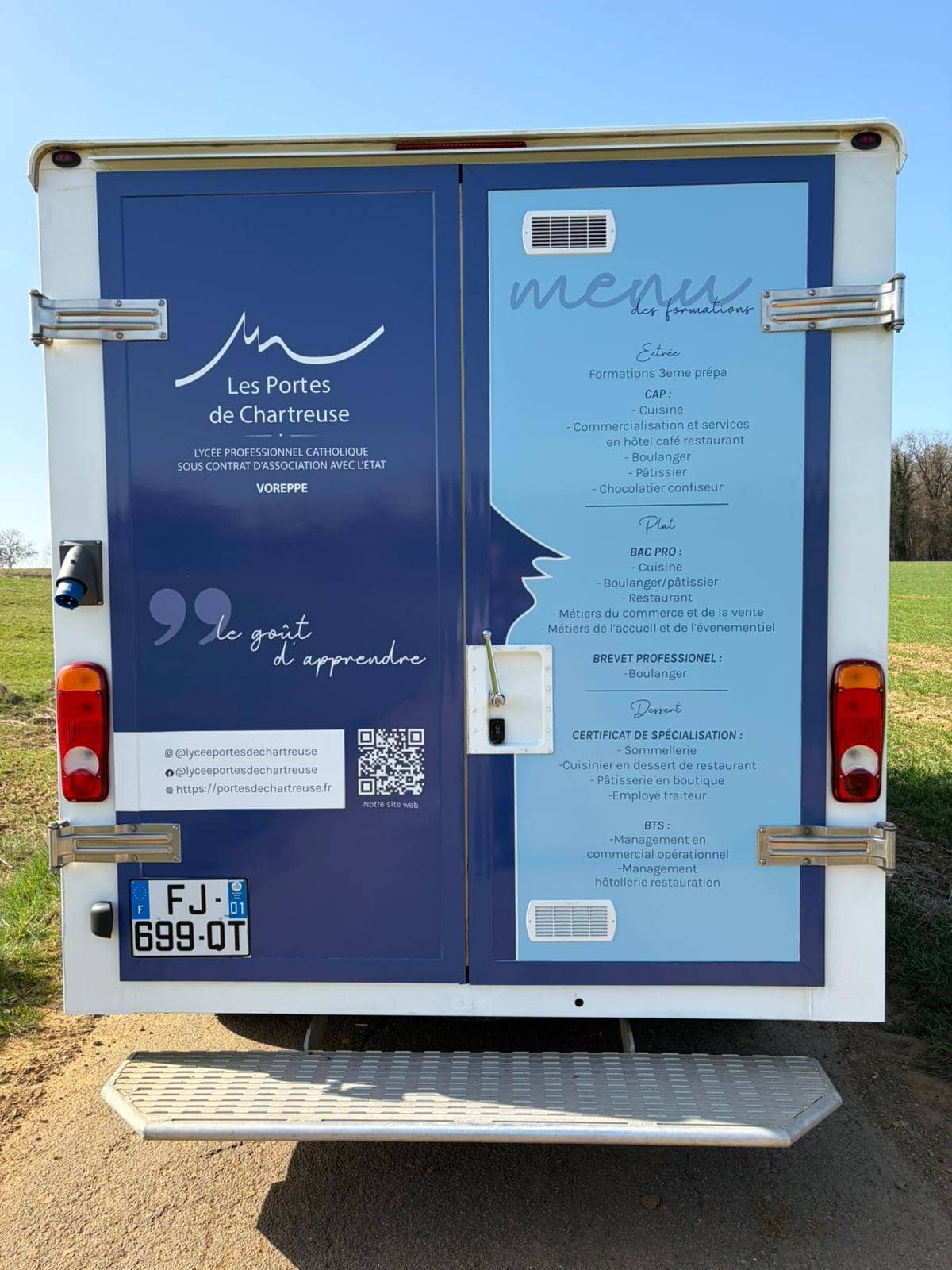 Food truck Lycée Chartreuse - hotte aspirante et plan de cuisson