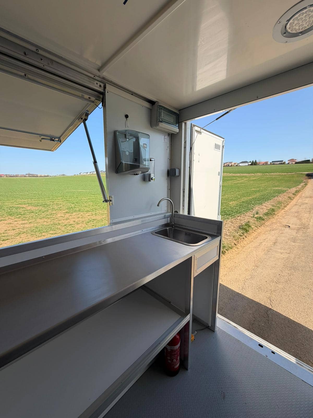 Food truck Lycée Chartreuse - intérieur, vue générale de la cuisine