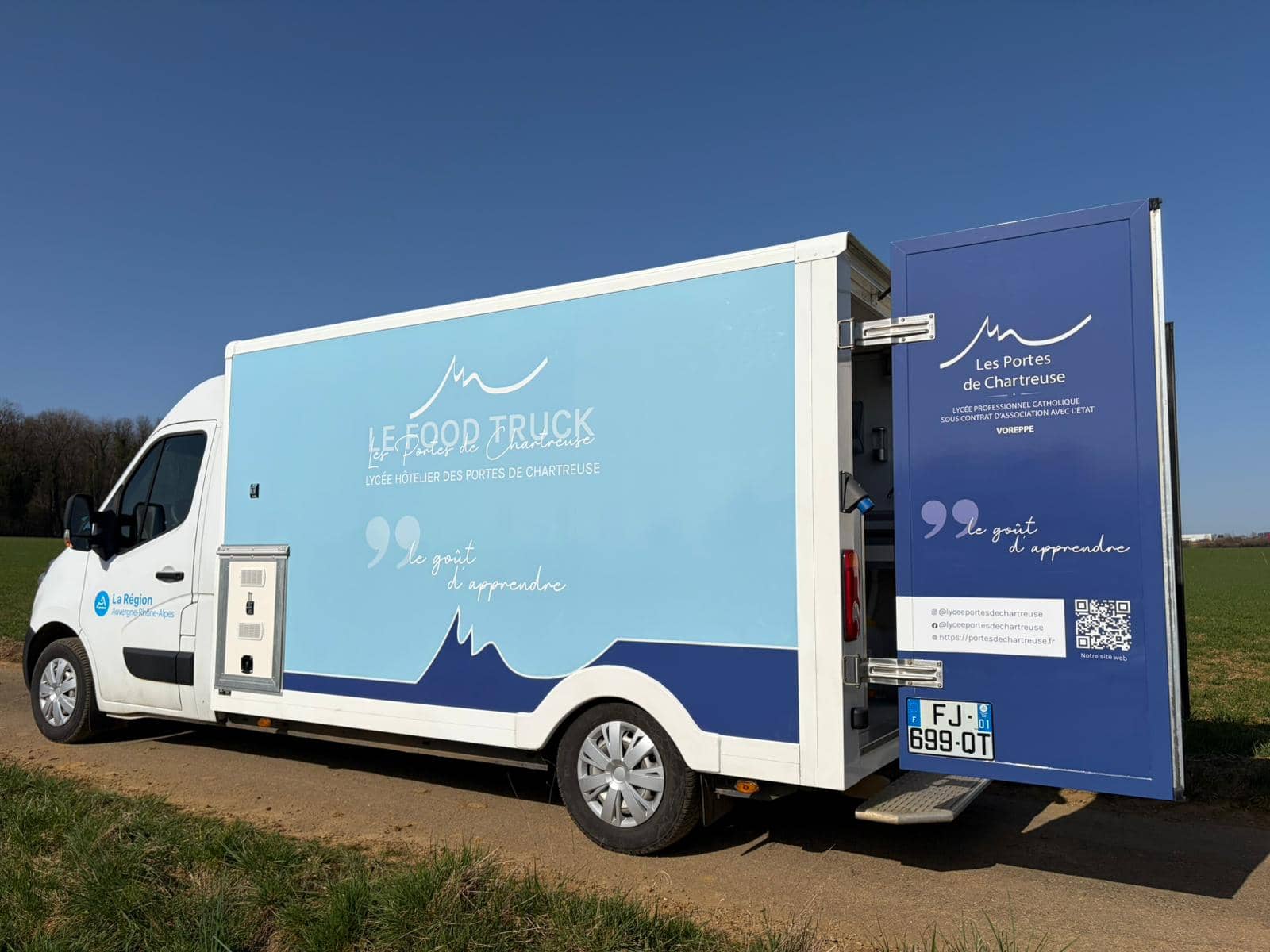 Food truck Lycée Chartreuse - vue arrière avec marche d'accès