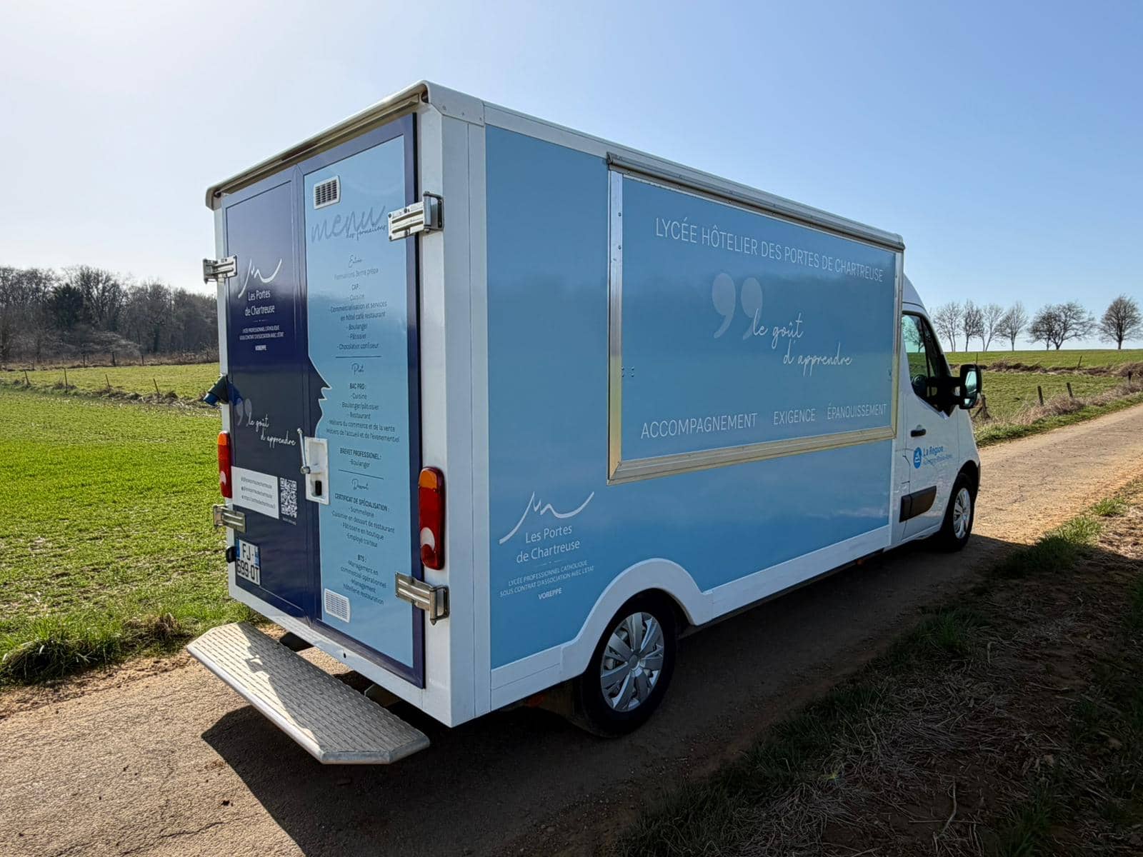 Food truck Lycée Chartreuse - vue arrière avec habillage complet