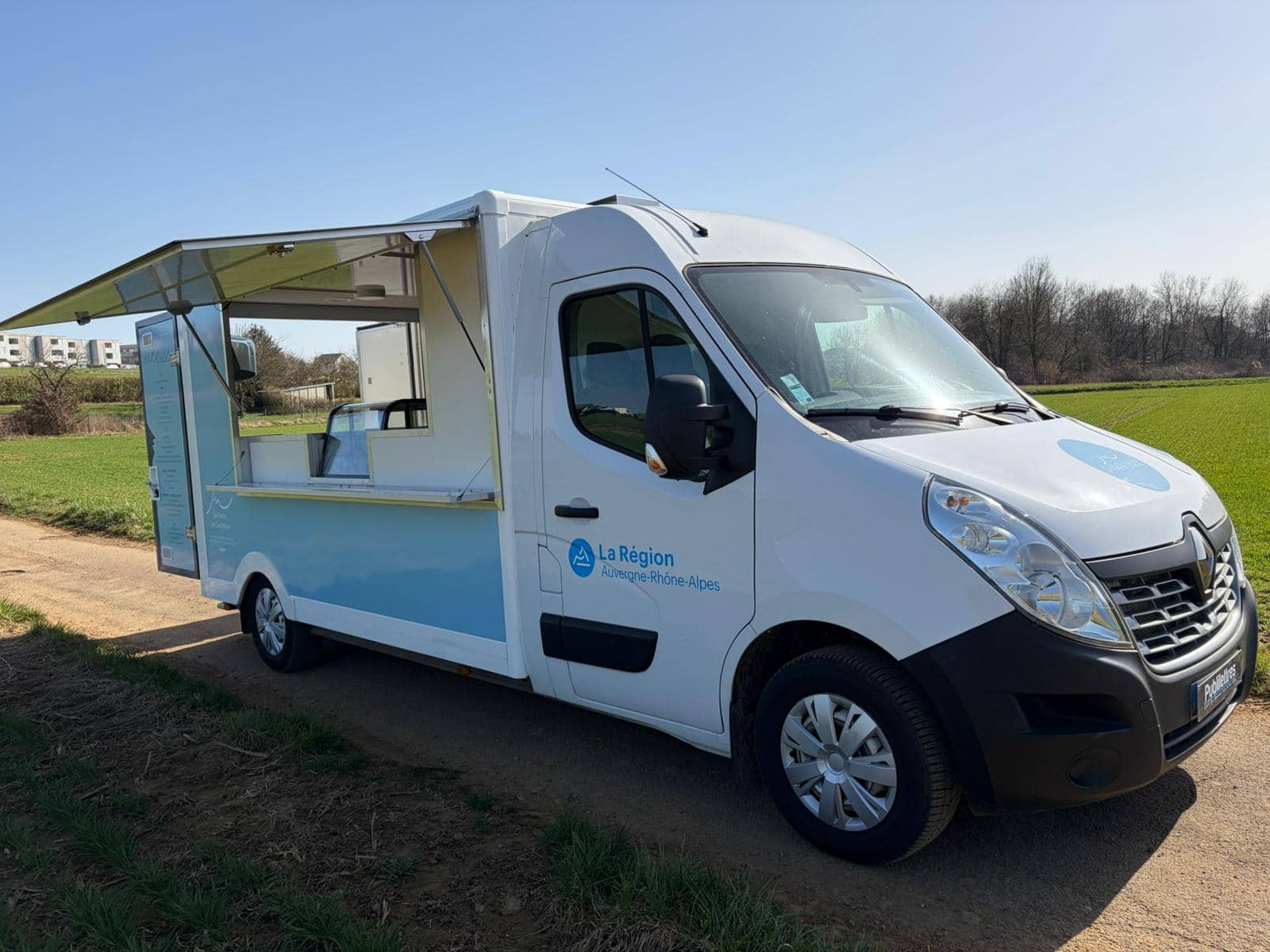 Renault Master food truck - vue avant avec auvent ouvert