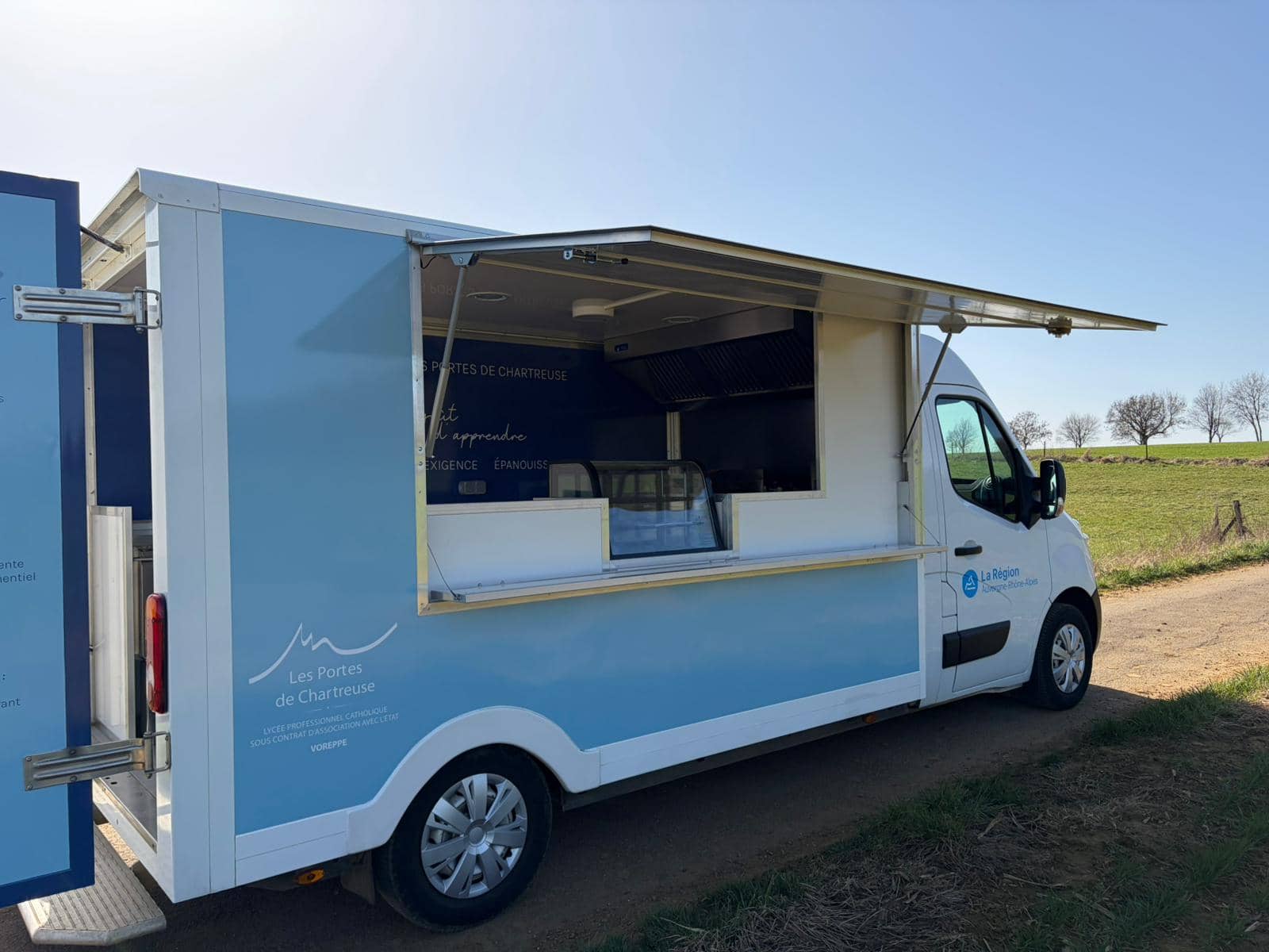 Food truck Lycée Chartreuse - vue latérale, auvent et comptoir de service