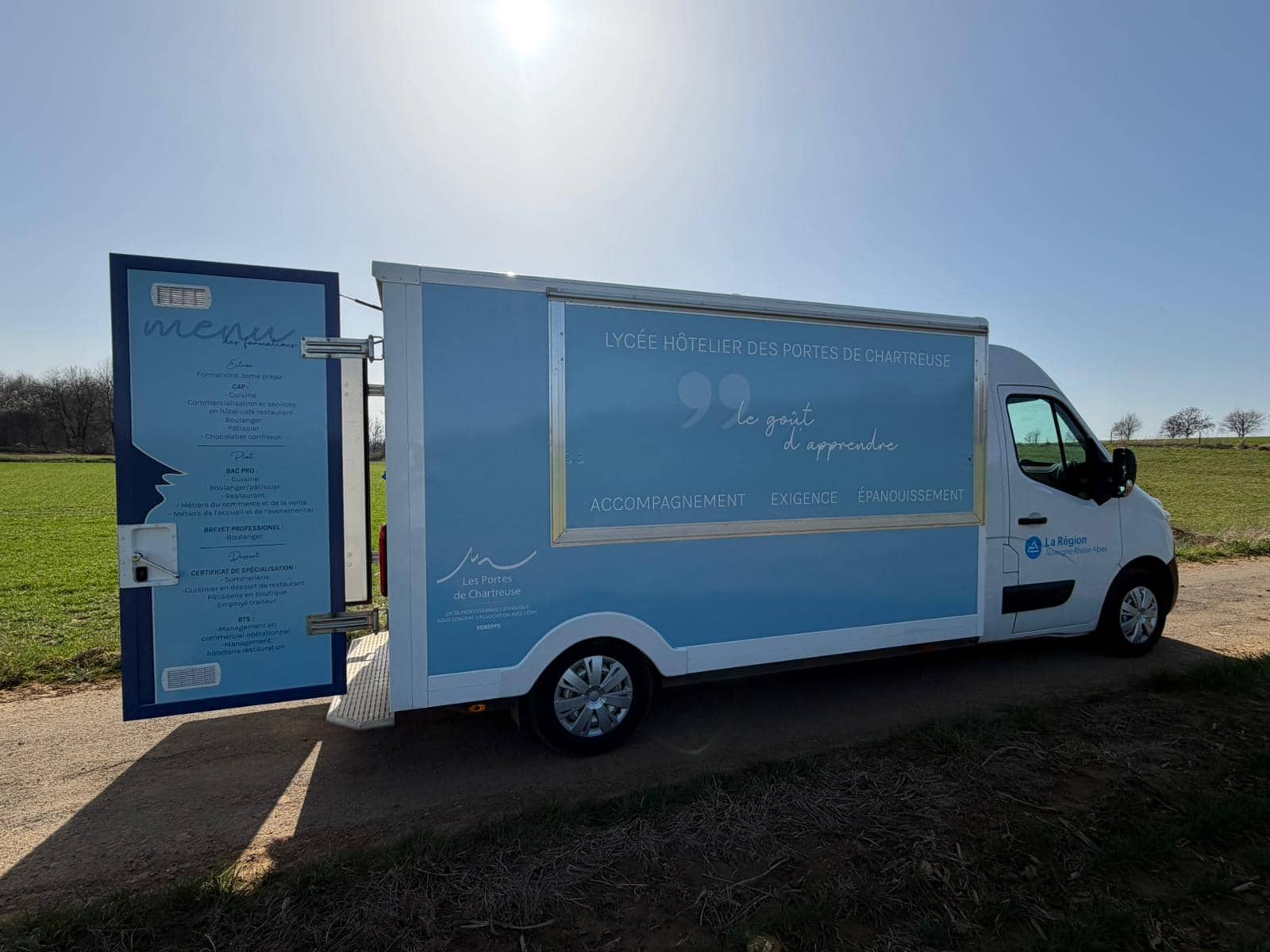 Food truck Lycée Chartreuse - vue latérale avec panneau menu