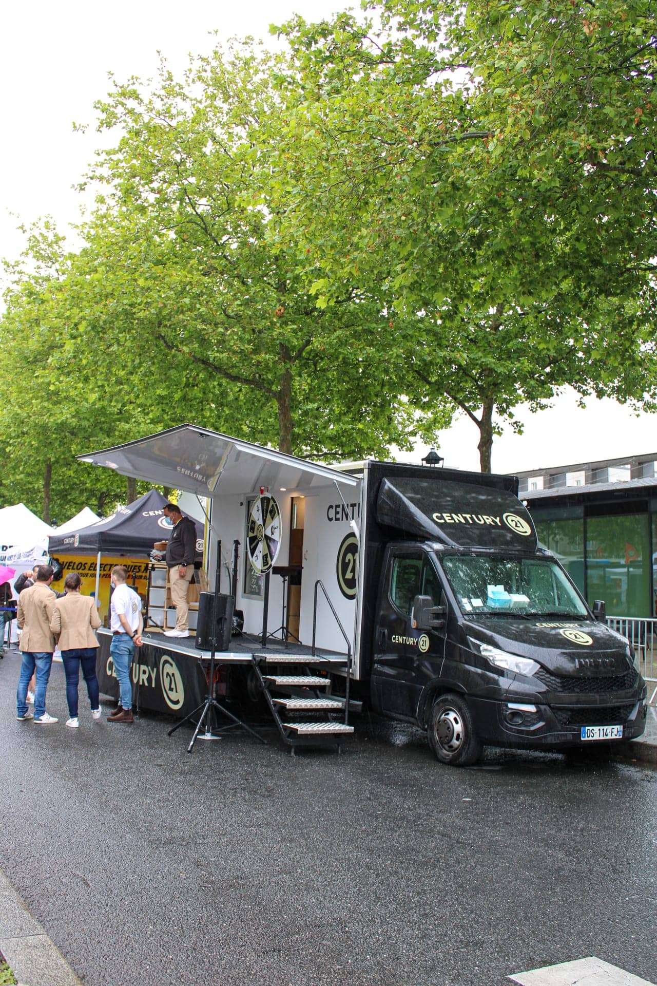 Camion podium Century 21 - vue extérieure avec ouverture latérale