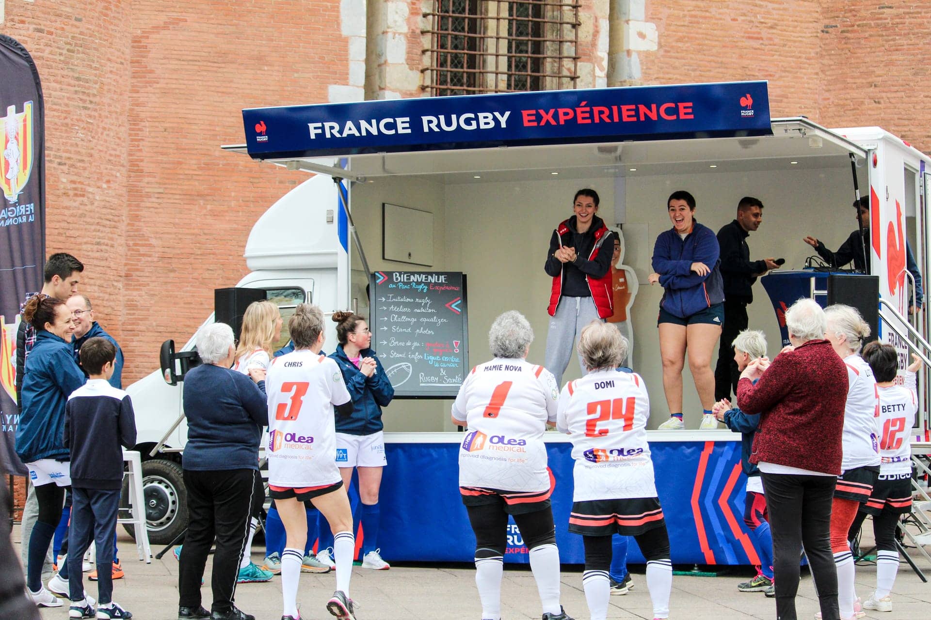 Camion podium France Rugby Expérience - animation sur la scène devant un public de joueuses en maillot