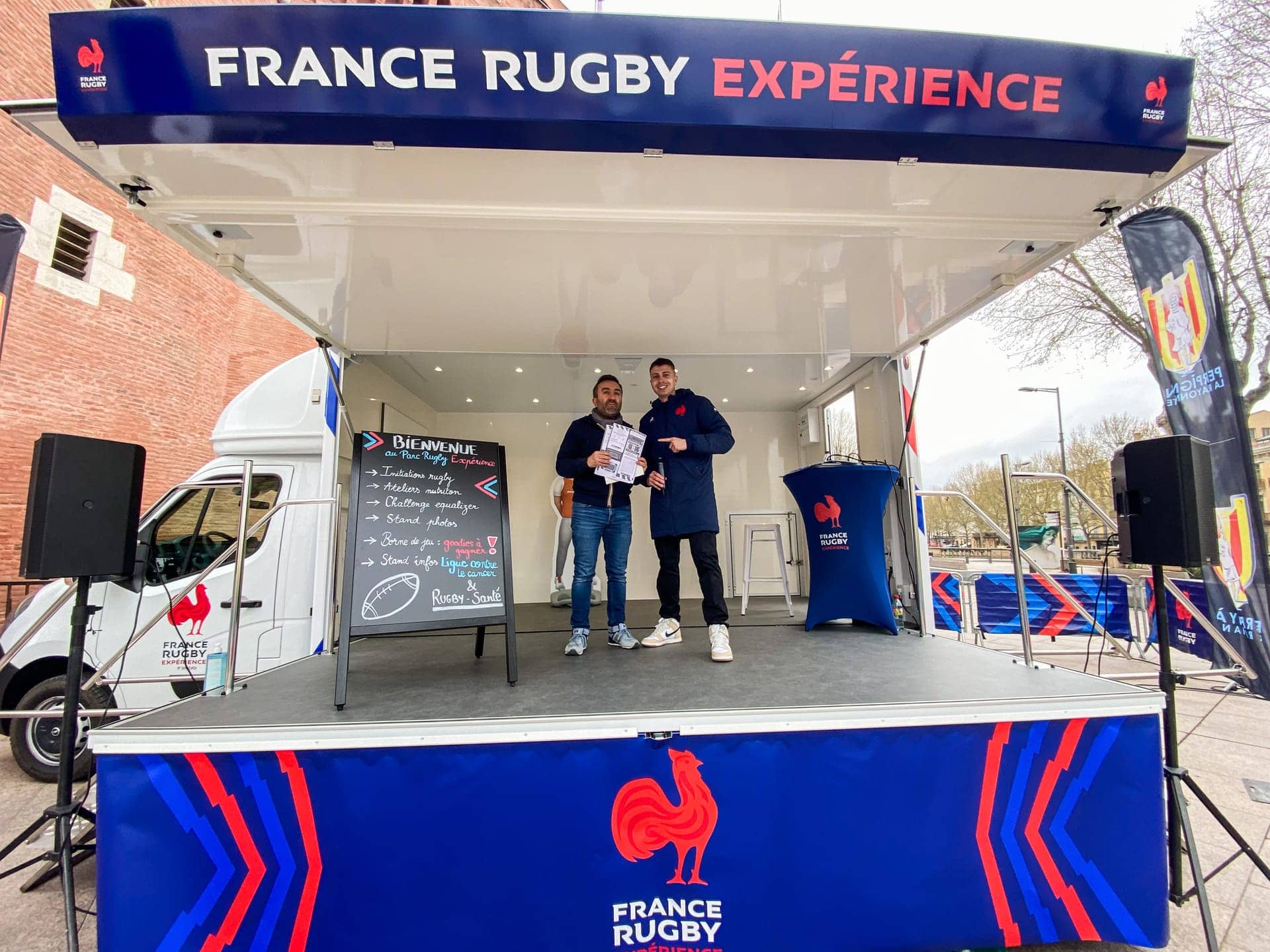 Camion podium France Rugby Expérience - scène mobile avec branding