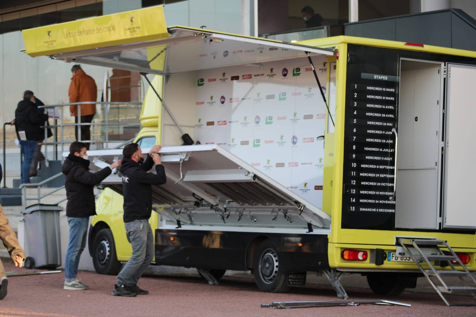 Camion podium Grand National du Trot - équipe technique montant les garde-corps de la scène