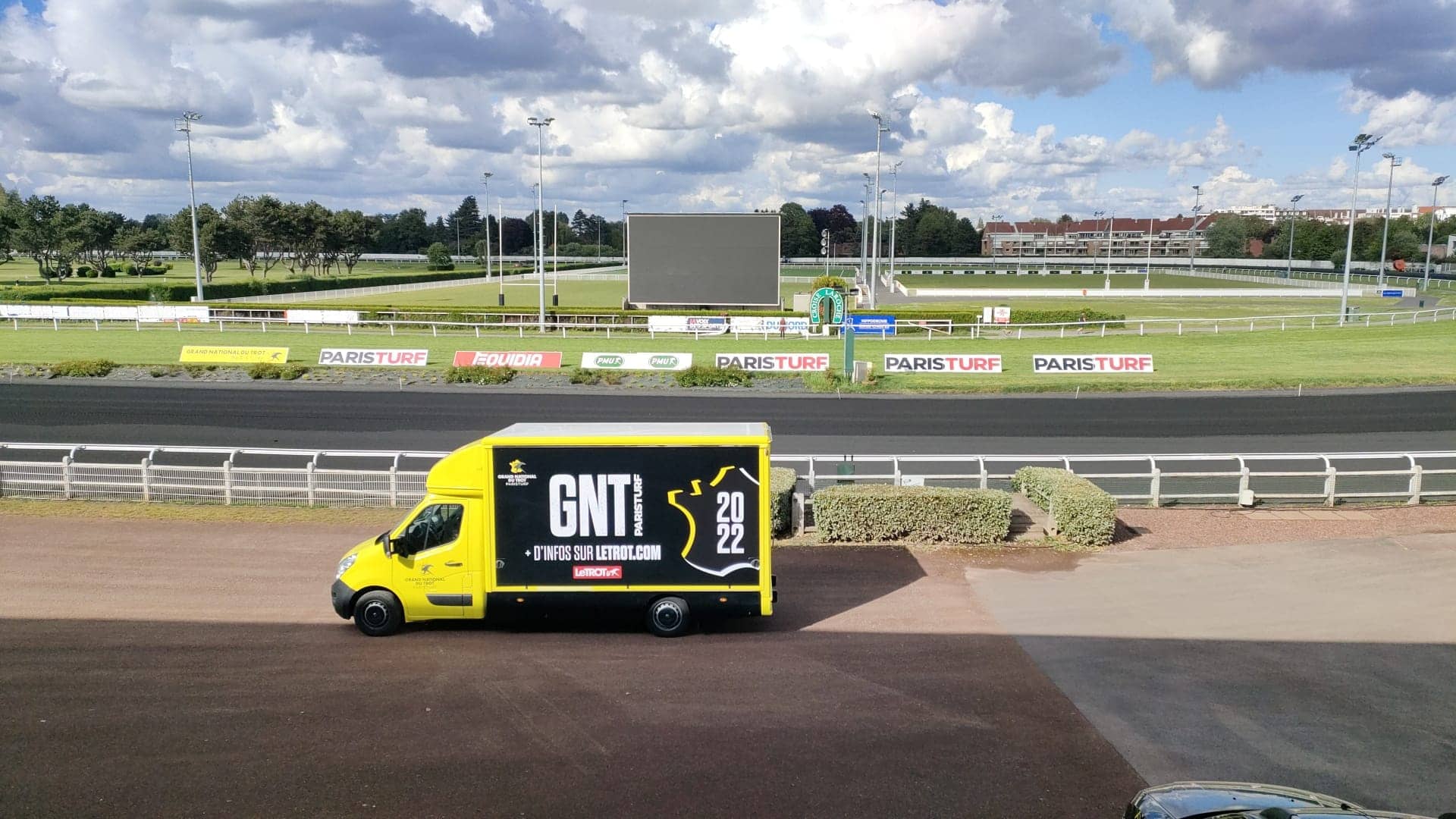 Camion podium Grand National du Trot fermé - format routier sur la piste de l'hippodrome