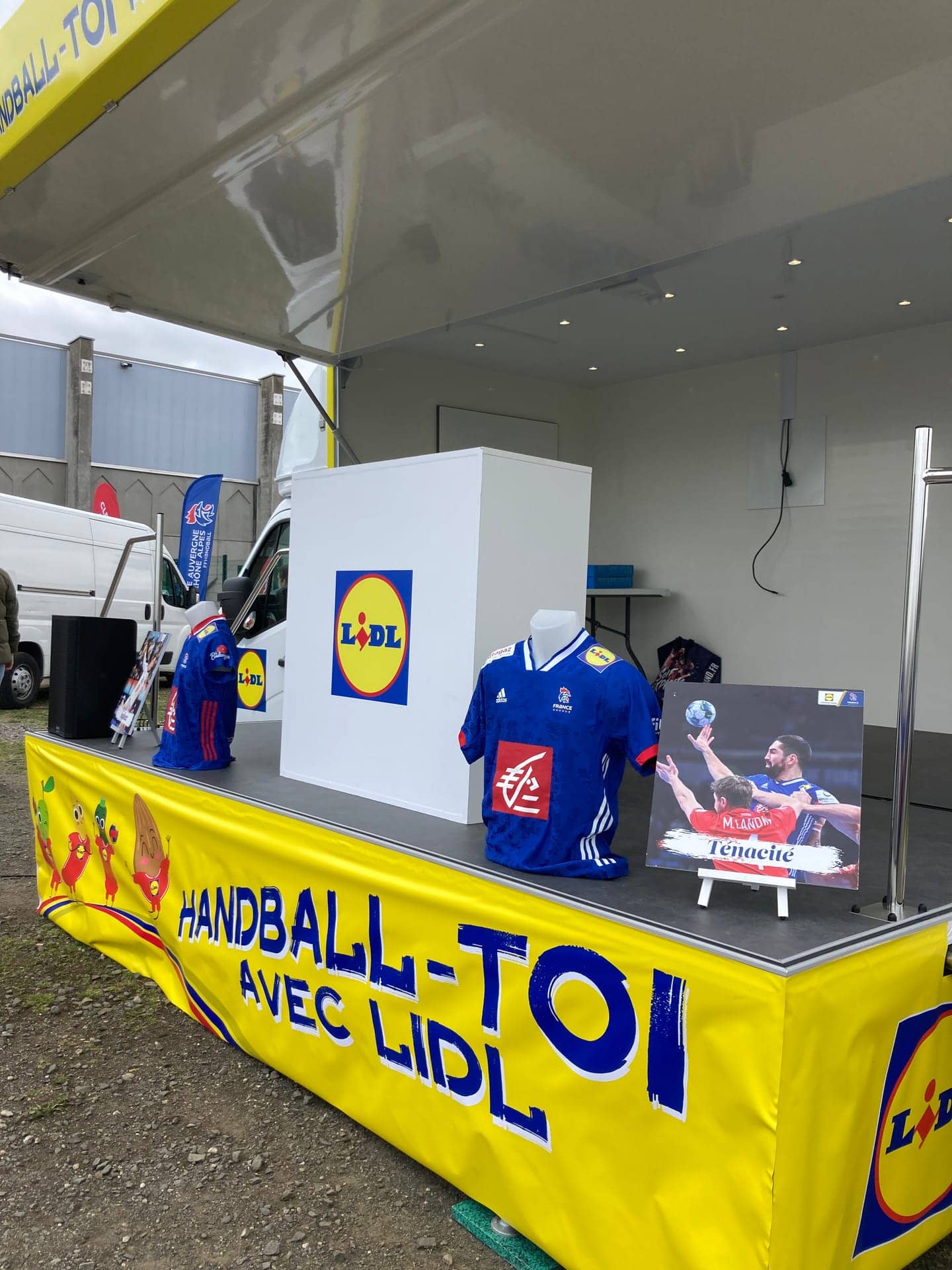 Camion podium Lidl - maillot de l'équipe de France de handball exposé sur la scène aménagée