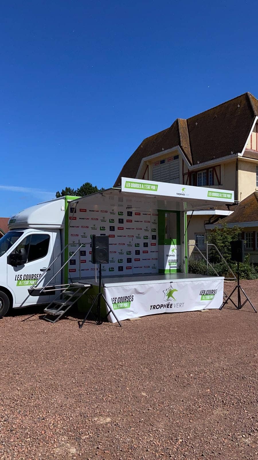 Camion podium Trophée Vert - vue latérale du Renault Master et de sa scène déployée en plein soleil