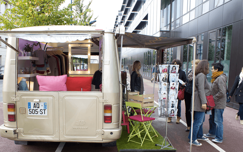 Fashion truck vue arrière - intérieur rose visible avec vêtements