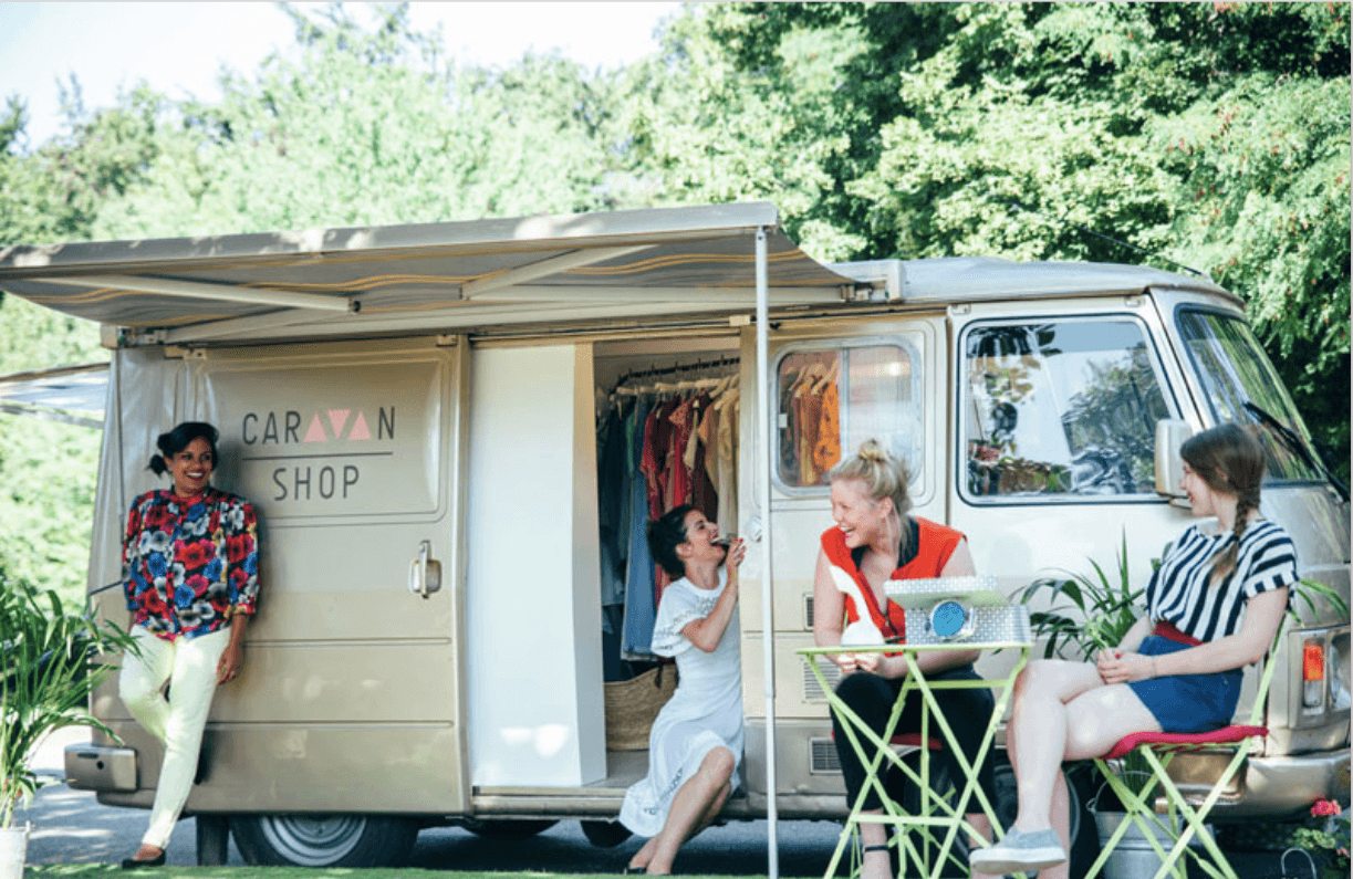 Fashion truck Caravan Shop avec terrasse et clientes assises