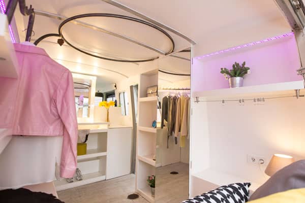 Intérieur aménagé du fashion truck - penderies circulaires et éclairage LED violet