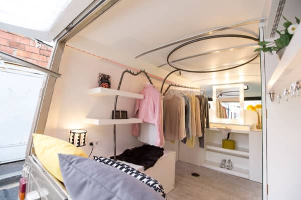 Intérieur fashion truck - étagères, penderie et espace salon