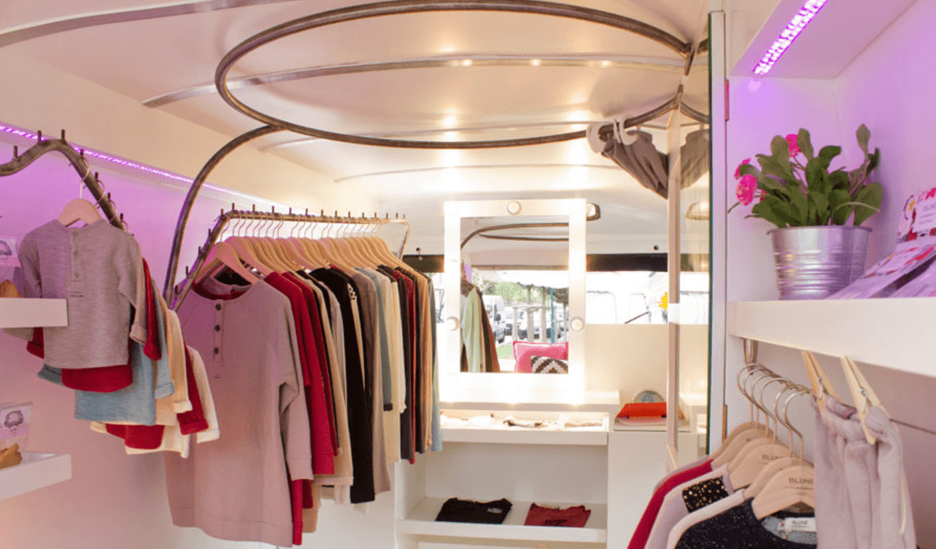 Intérieur du fashion truck Peugeot J9 - penderies, miroir et éclairage LED rose