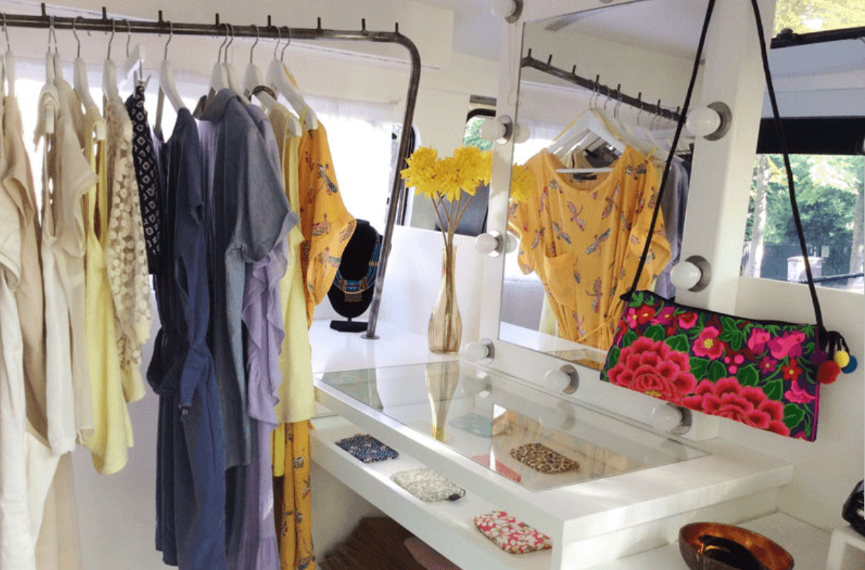 Intérieur fashion truck - penderie et présentoir avec vêtements