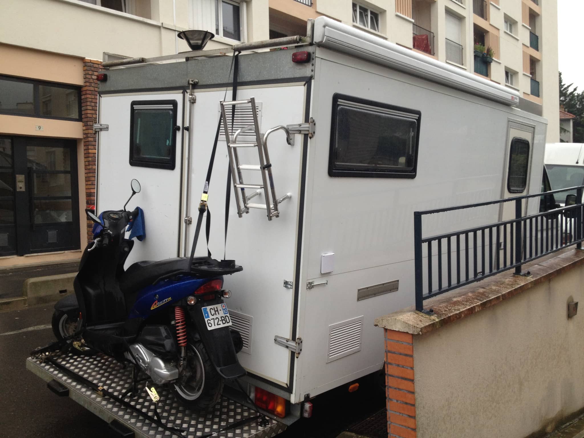 Fashion truck — intérieur aménagé avec présentoirs