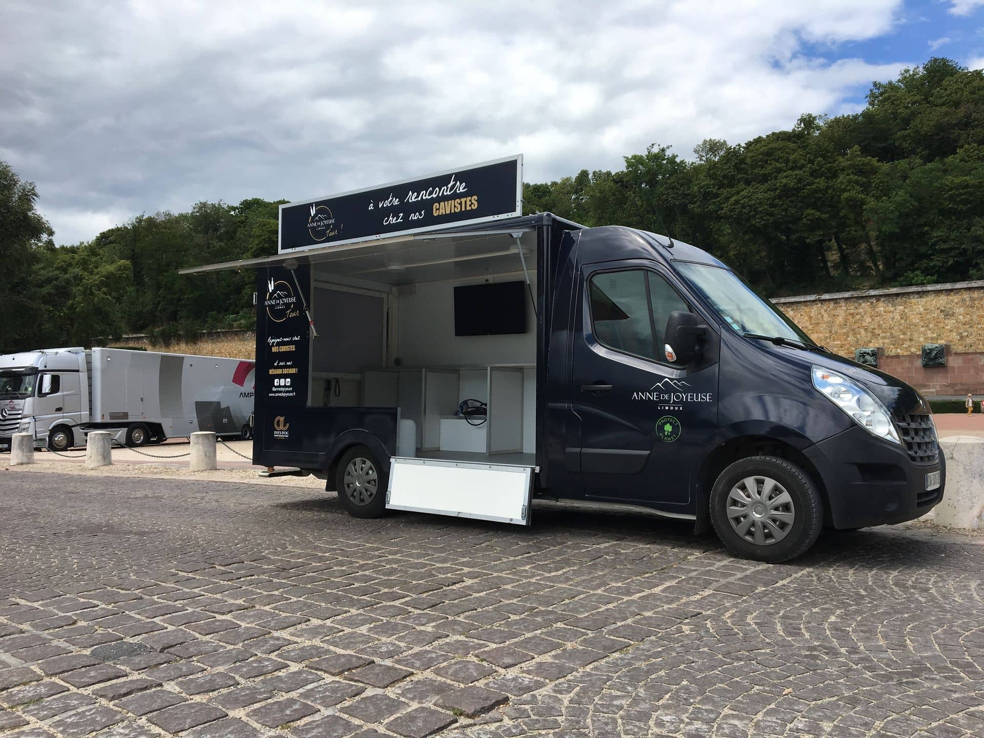 Camion Anne de Joyeuse ouvert, vu de trois quarts avant