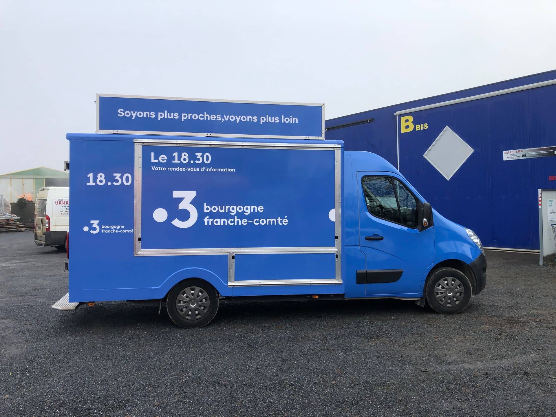 Camion bleu France 3 Bourgogne Franche-Comté avec ouverture latérale