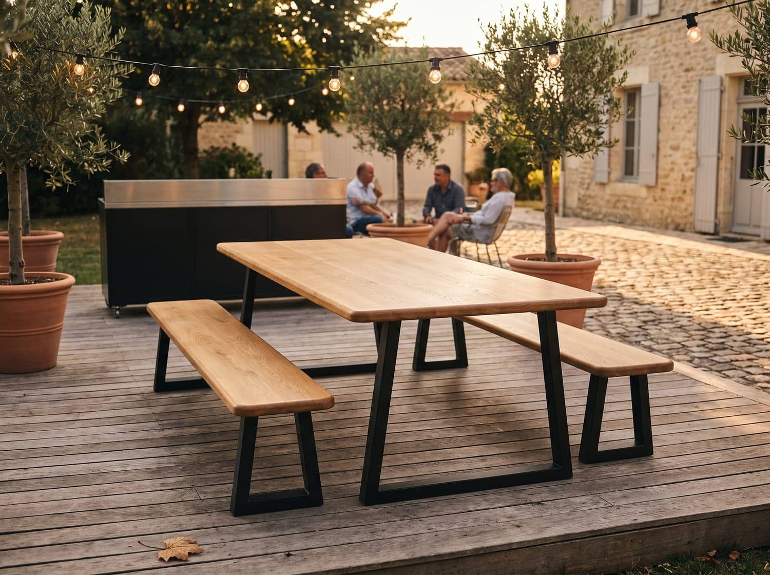 Projection d'une dinette sur mesure : table et bancs en chêne massif sur piètement acier, installés sur une terrasse en bois