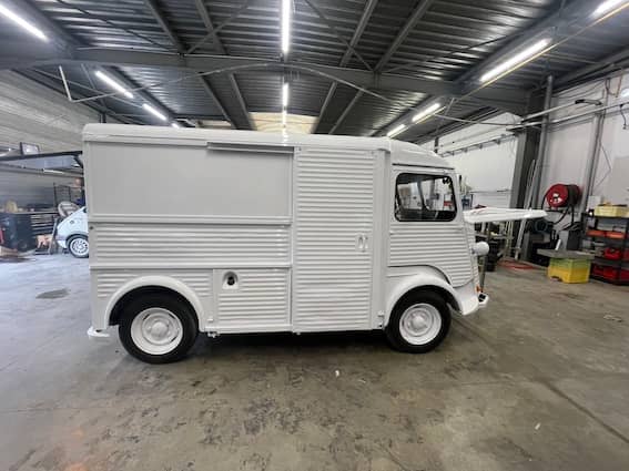 Citroën HY blanc en atelier - restauration complète en cours