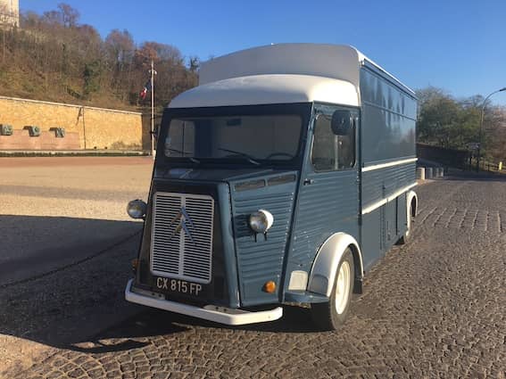 Citroën HY bleu-gris rallongé - vue avant 3/4 en extérieur