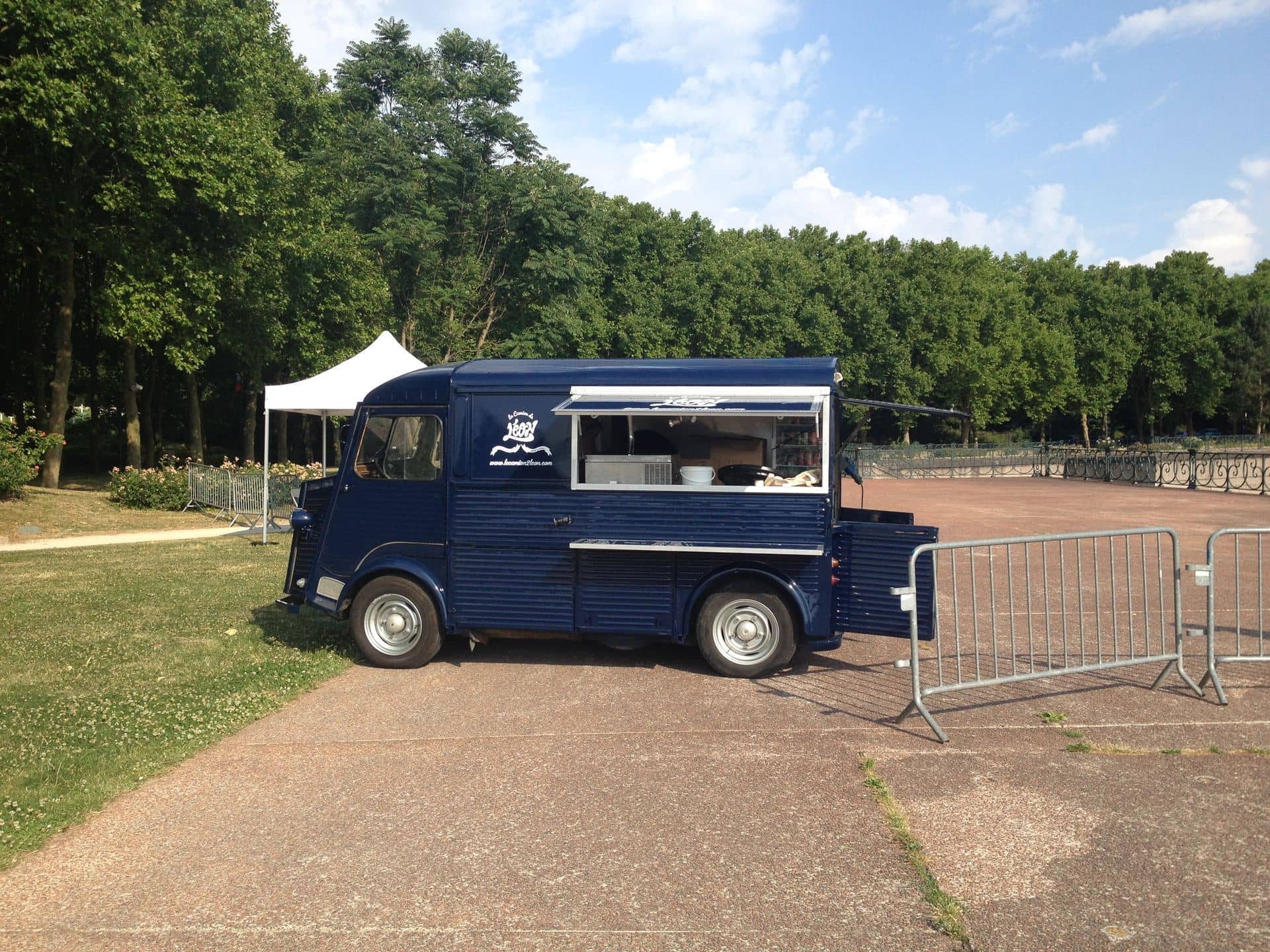 Citroën HY bleu marine installé dans un parc, fenêtre de service ouverte