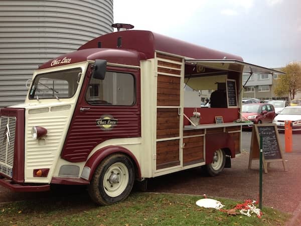 Citroën HY Chez Luce - food truck bordeaux et bois avec comptoir ouvert