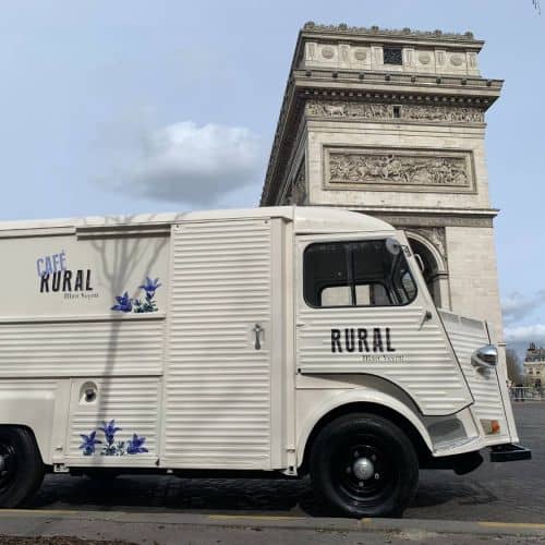 Citroën HY Café Rural - food truck blanc devant l'Arc de Triomphe