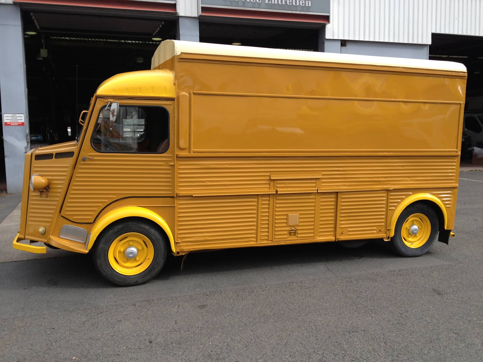 Citroën HY jaune rallongé - châssis long vue latérale complète