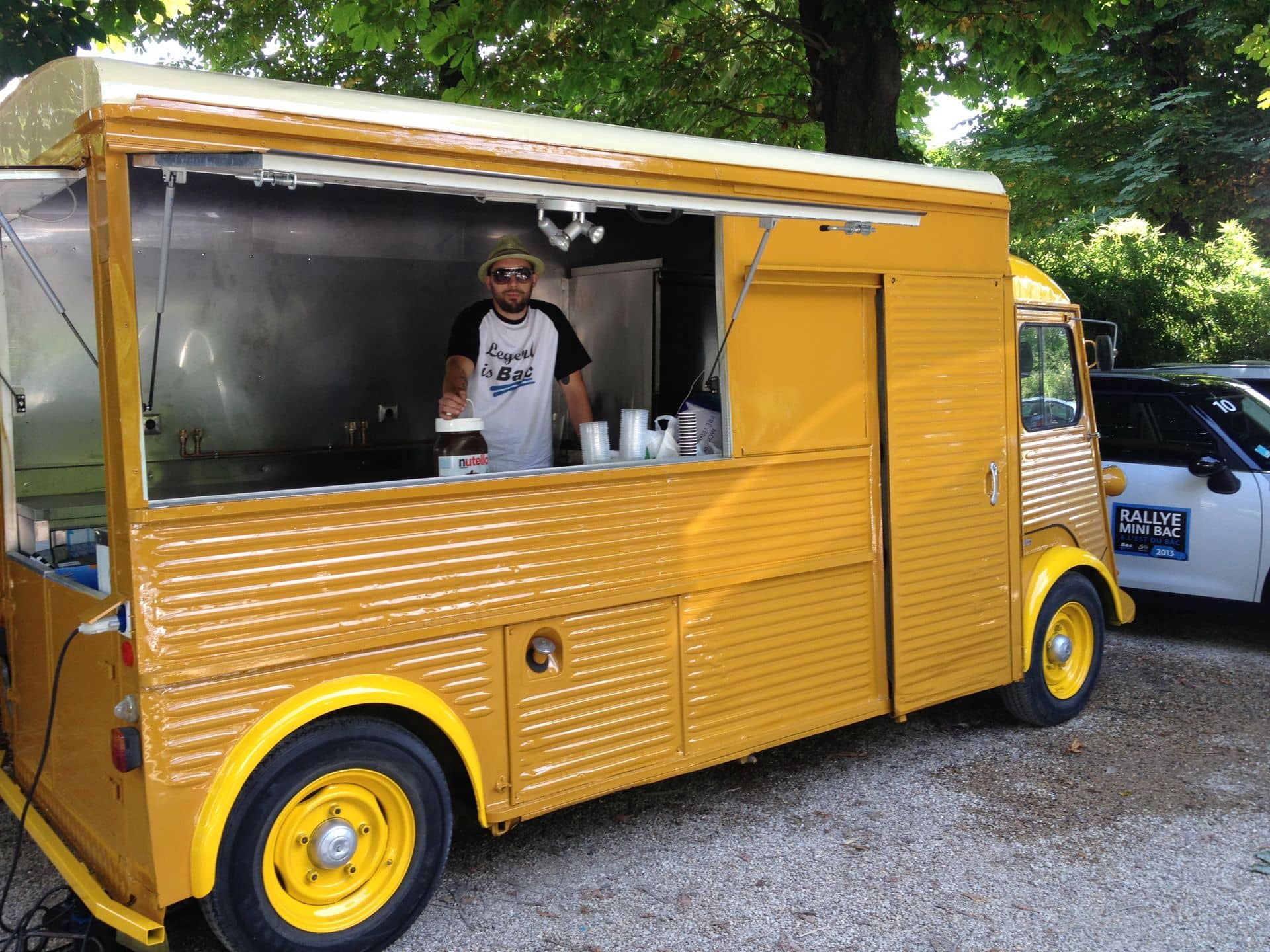 Citroën HY jaune en service, comptoir ouvert et opérateur derrière le bar