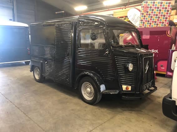 Citroën HY noir en atelier - préparation avant aménagement