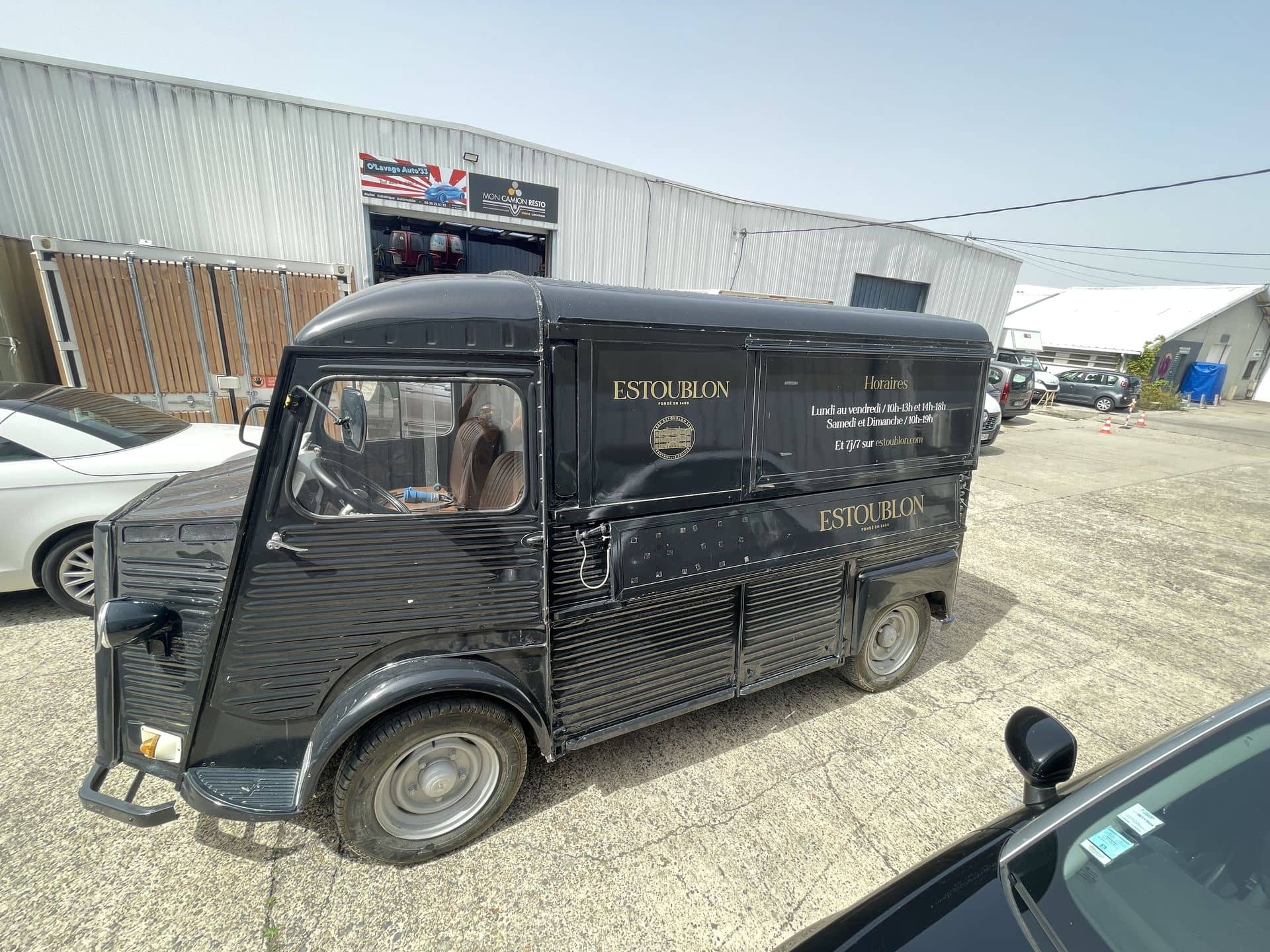 Citroën HY noir habillé aux couleurs d'Estoublon, vue trois quarts avant