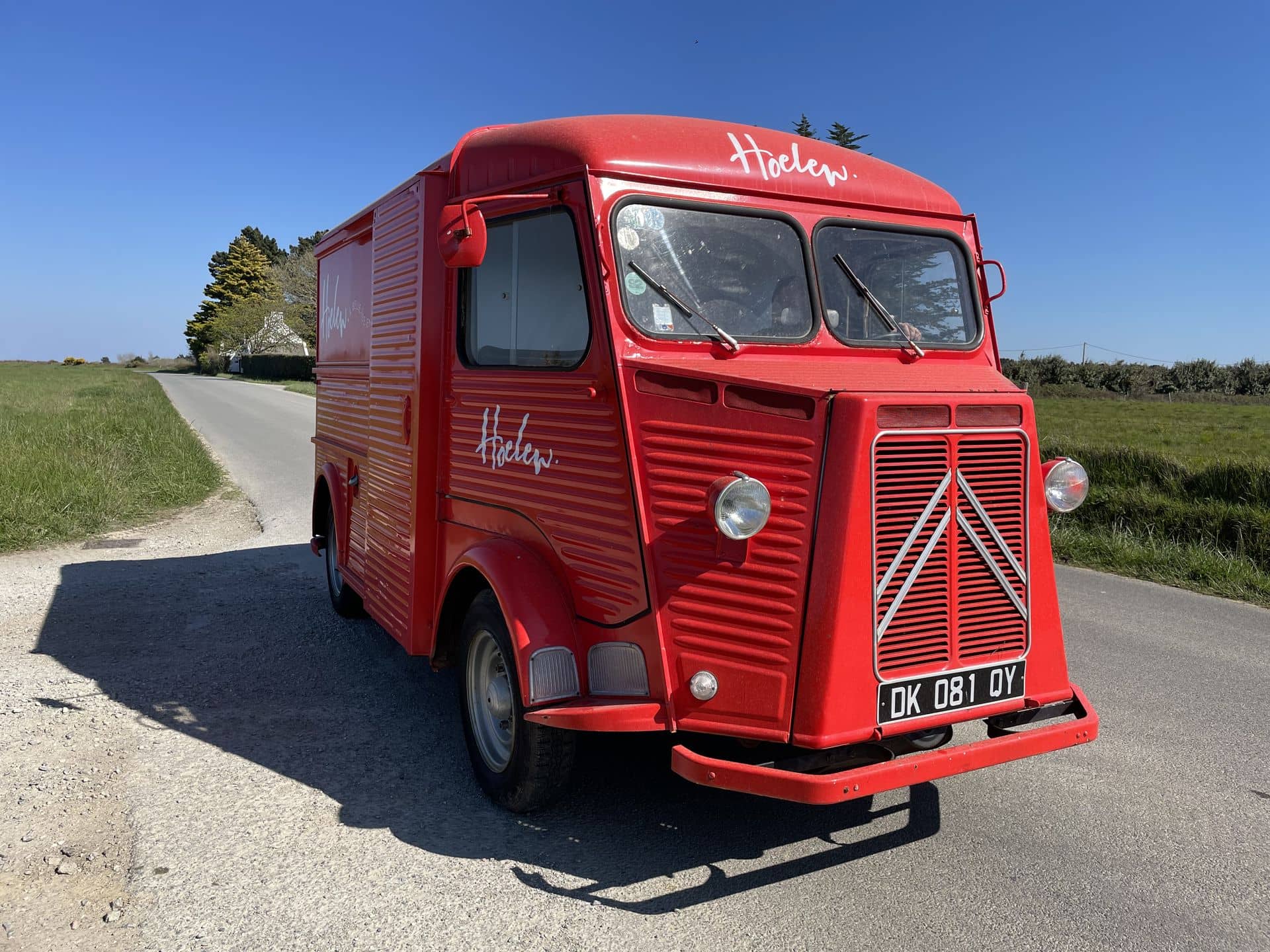 Citroën HY rouge Hooley photographié sur une route de campagne en roadshow