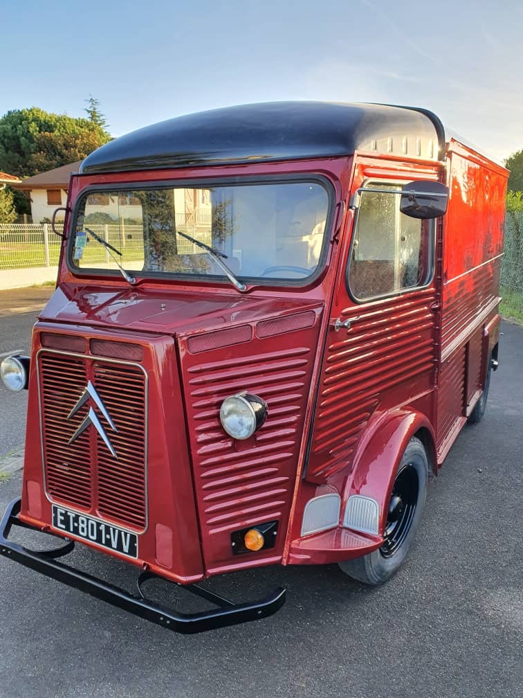 Citroën HY rouge entièrement restauré - carrosserie cannelée brillante