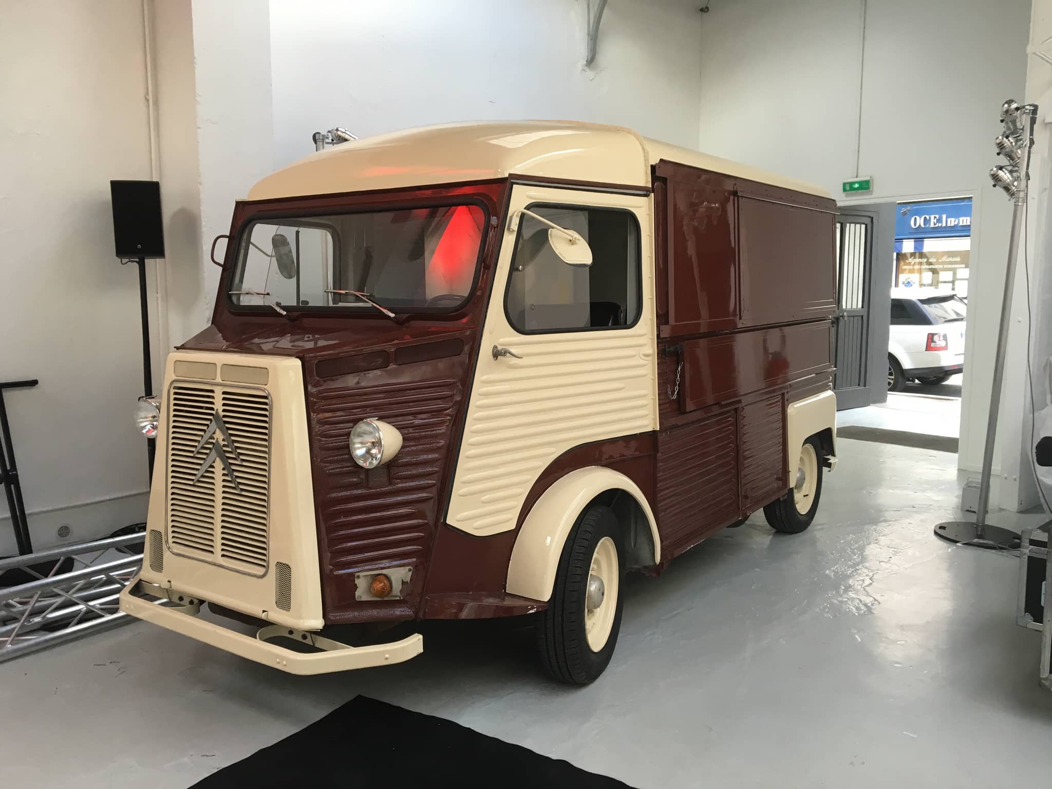 Citroën HY marron et crème - événementiel avec éclairage scénique