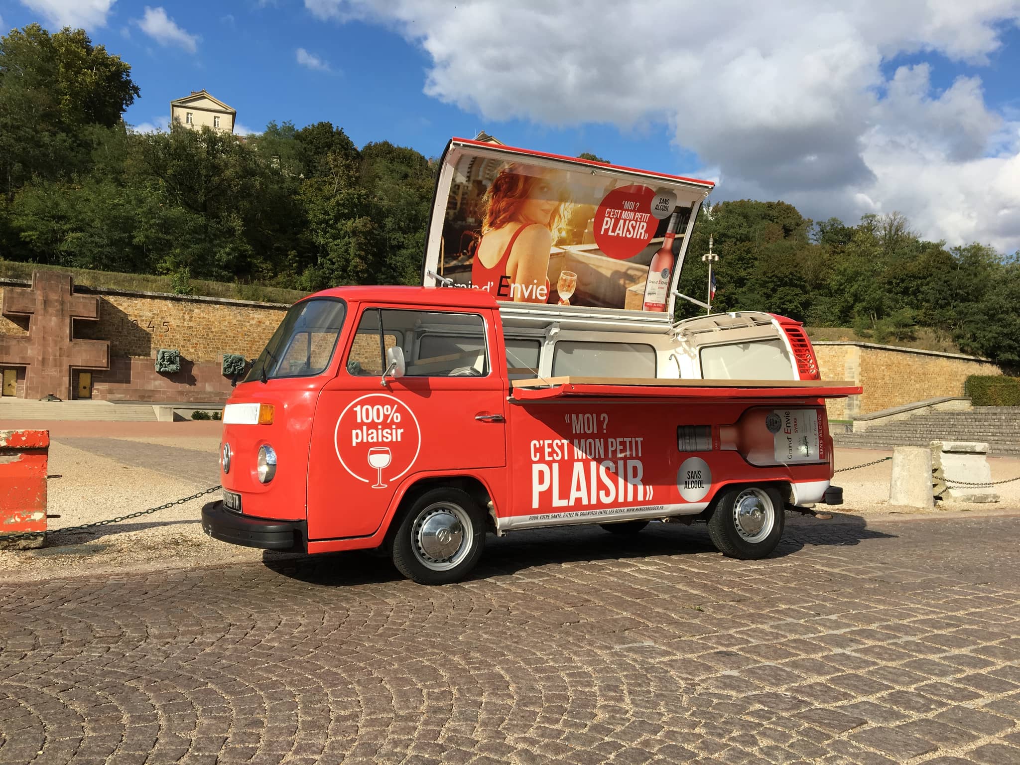 Combi VW 100% Plaisir en roadshow - activation de marque