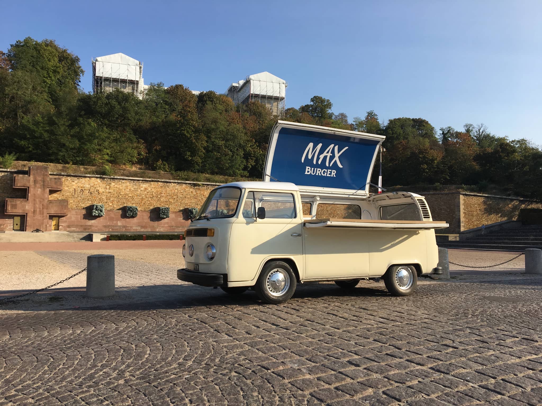 Combi VW MAX Burger - comptoir food truck avec toit relevé