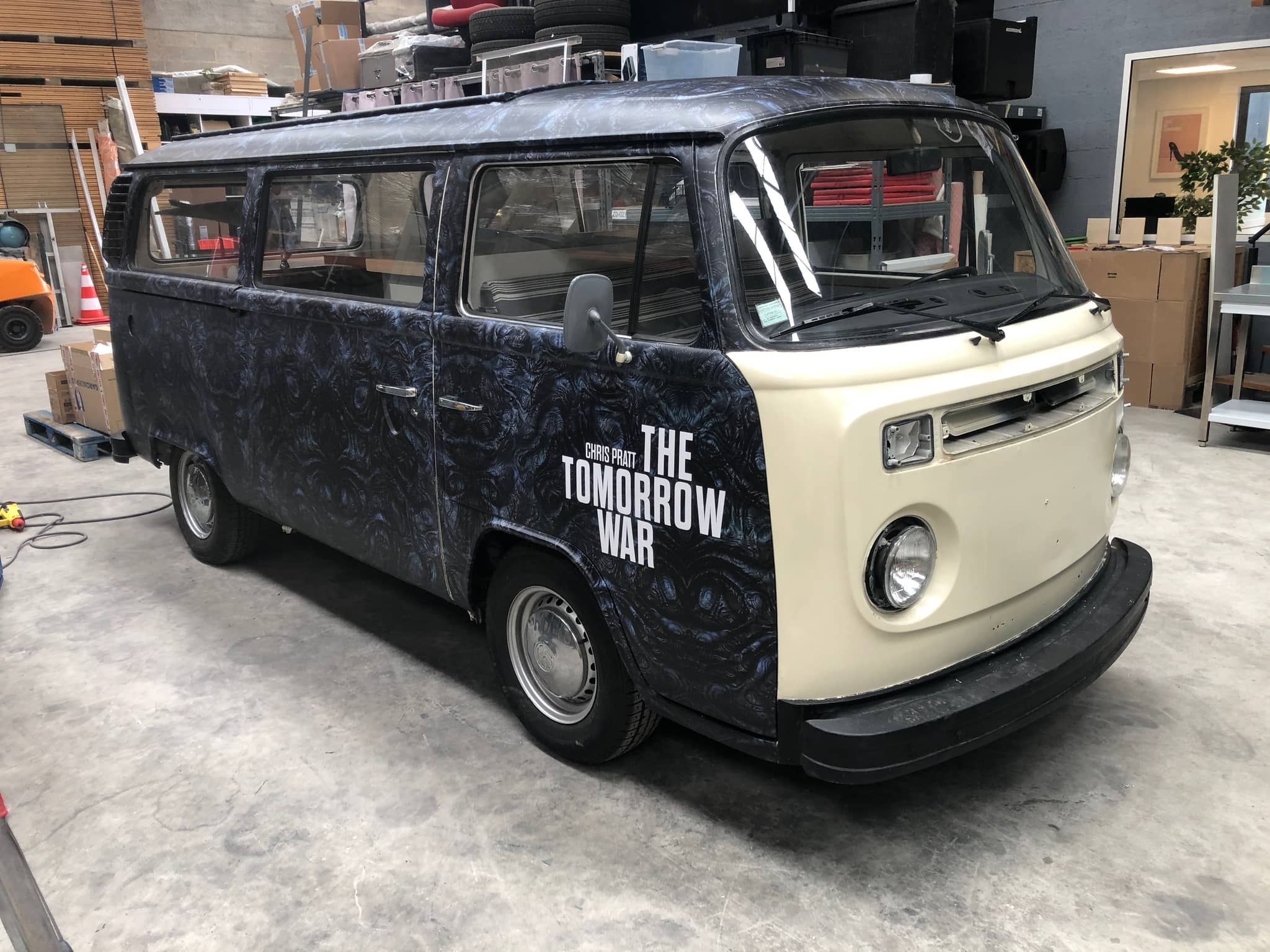 Combi VW The Tomorrow War - covering cinéma intégral en atelier