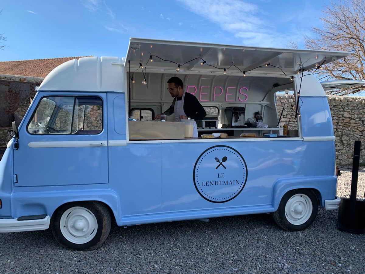 Estafette Le Lendemain - crêperie ambulante bleu ciel avec néon