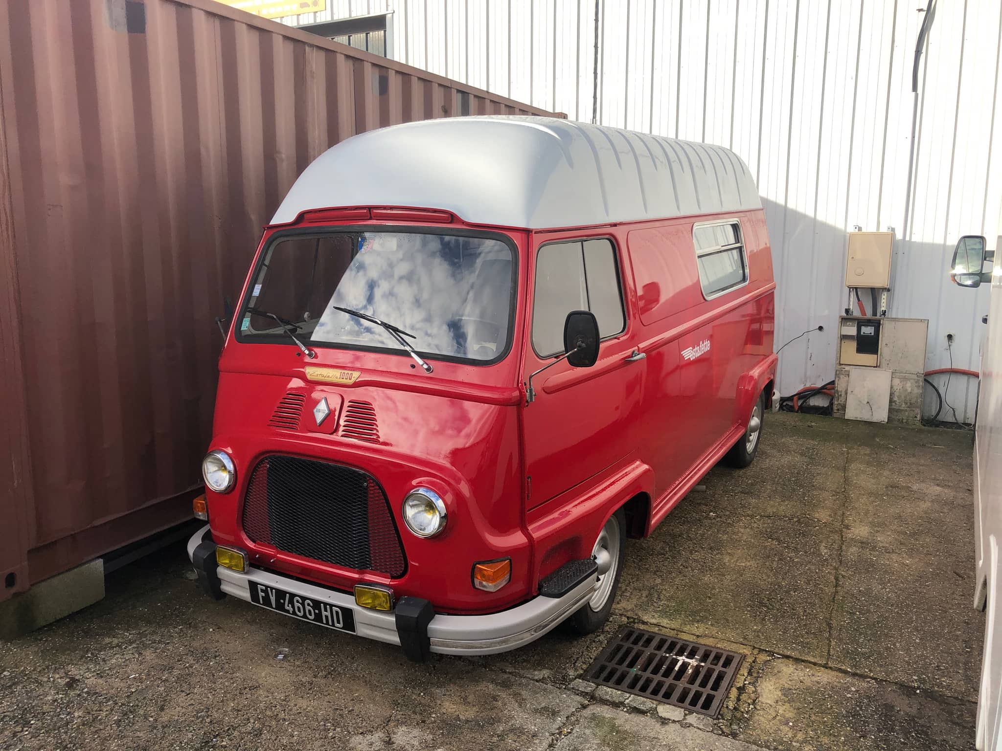 Estafette rouge en atelier - restauration en cours