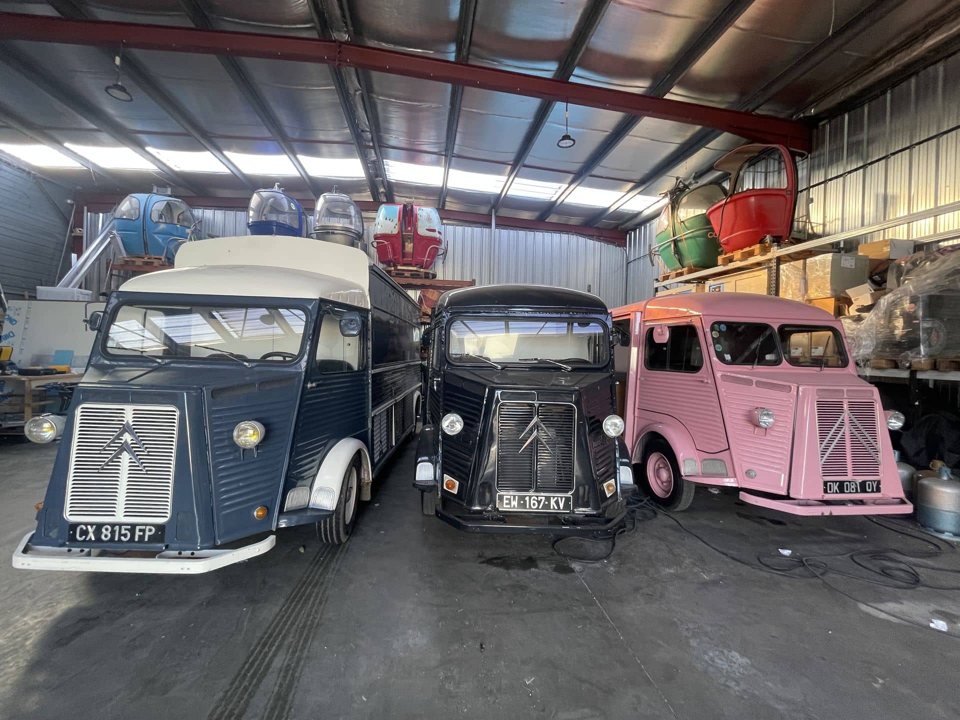 Trois Citroën HY de la flotte Mon Camion Resto alignés dans l'atelier