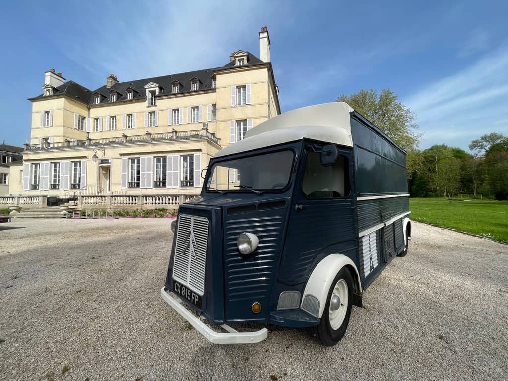 Citroën HY bleu marine devant château - événement prestigieux