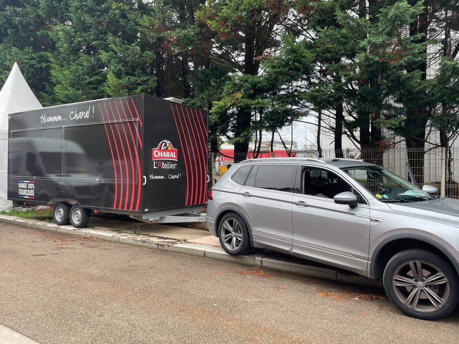 Remorque food truck Charal attelée à son véhicule tracteur