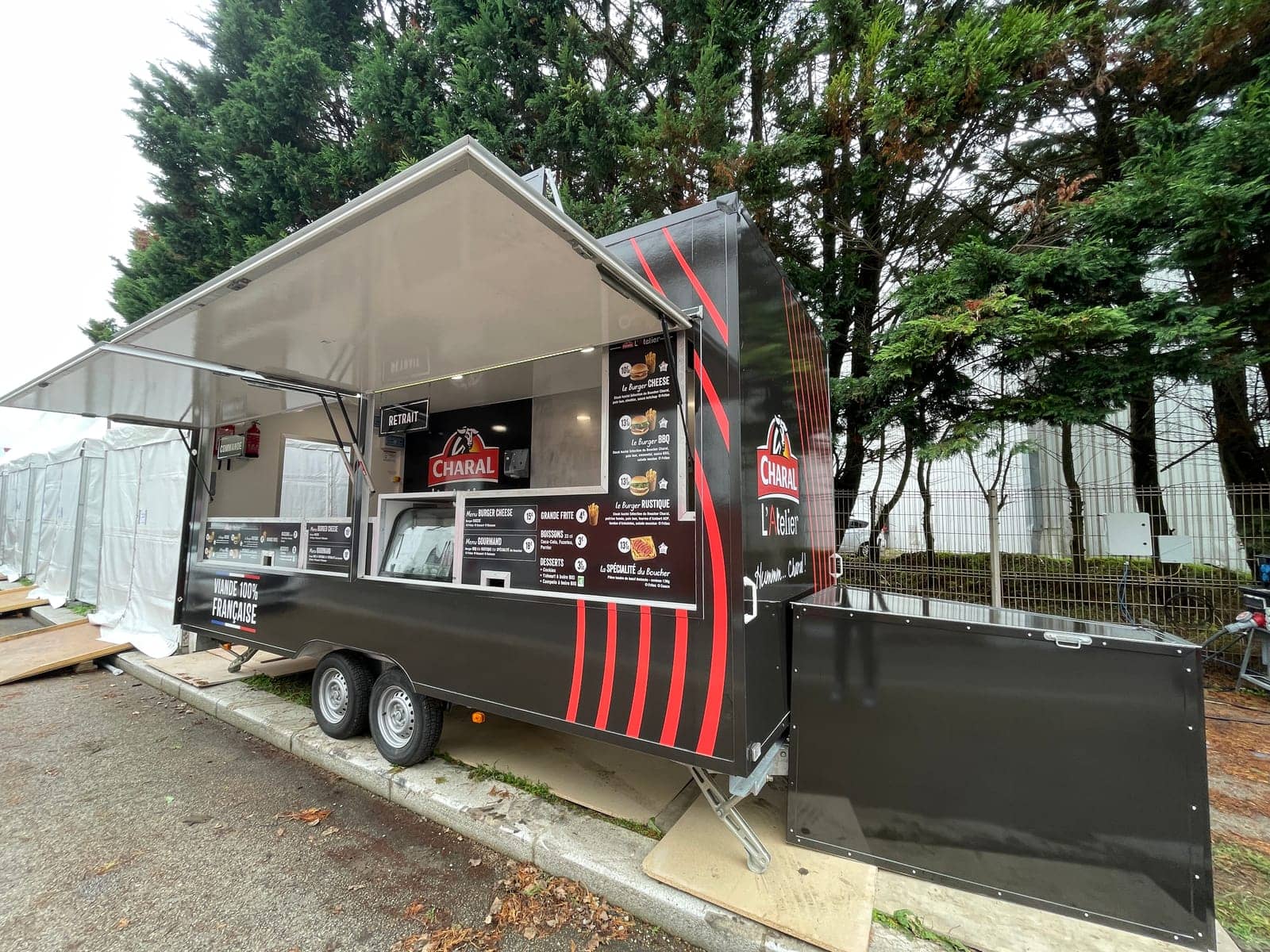 Remorque food truck Charal L'Atelier auvent déployé et trappe latérale ouverte